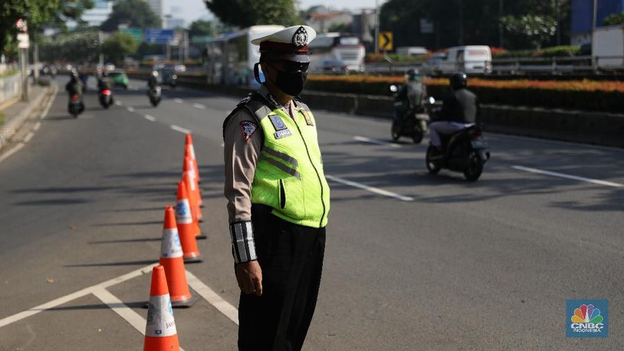 Suasana lalu lintas di sekitar gerbang DPR di tengah agenda sidang tahunan MPR RI, Jakarta, Senin (16/8/2021). (CNBC Indonesia/Muhammad Sabki)