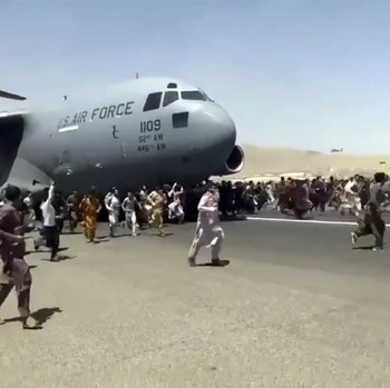 Potret Warga Afghanistan Kejar Pesawat AS, Kabur dari Taliban