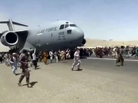 Potret Warga Afghanistan Kejar Pesawat AS, Kabur dari Taliban