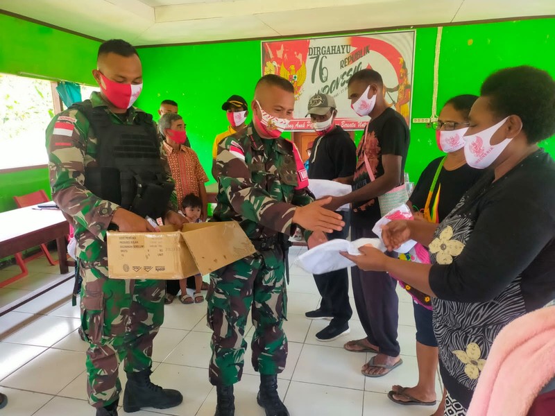 Dalam rangka menyambut HUT RI ke-76, Satgas Pamtas RI-PNG Yonif Mekanis 512/QY membagikan dan memasang bendera merah putih di kampung-kampung serta membagikan kaos merah putih kepada Warga binaan yang ada di wilayah Kabupaten Keerom Papua. (Satgas Yonif 512/QY) Dalam rangka menyambut HUT RI ke-76, Satgas Pamtas RI-PNG Yonif Mekanis 512/QY membagikan dan memasang bendera merah putih di kampung-kampung serta membagikan kaos merah putih kepada Warga binaan yang ada di wilayah Kabupaten Keerom Papua. (Satgas Yonif 512/QY)