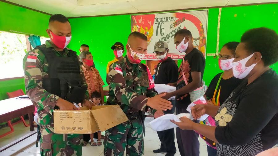 Dalam rangka menyambut HUT RI ke-76, Satgas Pamtas RI-PNG Yonif Mekanis 512/QY membagikan dan memasang bendera merah putih di kampung-kampung serta membagikan kaos merah putih kepada Warga binaan yang ada di wilayah Kabupaten Keerom Papua.  (Satgas Yonif 512/QY)