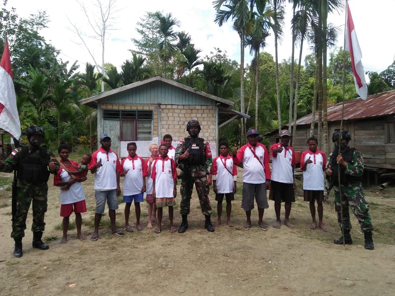 Dalam rangka menyambut HUT RI ke-76, Satgas Pamtas RI-PNG Yonif Mekanis 512/QY membagikan dan memasang bendera merah putih di kampung-kampung serta membagikan kaos merah putih kepada Warga binaan yang ada di wilayah Kabupaten Keerom Papua. (Satgas Yonif 512/QY) Dalam rangka menyambut HUT RI ke-76, Satgas Pamtas RI-PNG Yonif Mekanis 512/QY membagikan dan memasang bendera merah putih di kampung-kampung serta membagikan kaos merah putih kepada Warga binaan yang ada di wilayah Kabupaten Keerom Papua. (Satgas Yonif 512/QY)