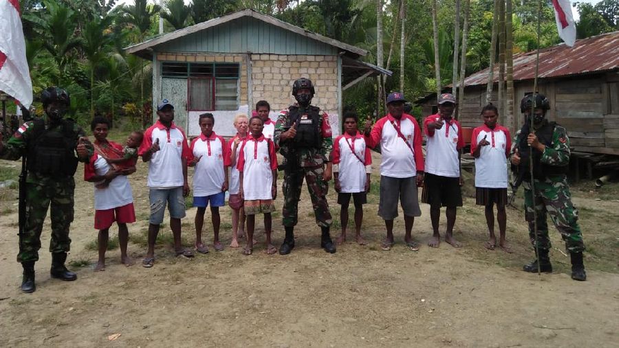 Dalam rangka menyambut HUT RI ke-76, Satgas Pamtas RI-PNG Yonif Mekanis 512/QY membagikan dan memasang bendera merah putih di kampung-kampung serta membagikan kaos merah putih kepada Warga binaan yang ada di wilayah Kabupaten Keerom Papua.  (Satgas Yonif 512/QY)