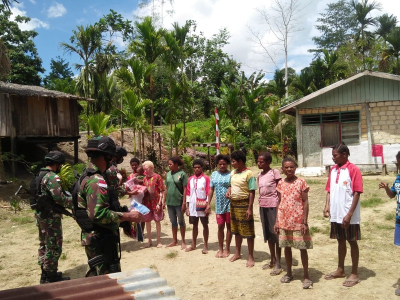 Dalam rangka menyambut HUT RI ke-76, Satgas Pamtas RI-PNG Yonif Mekanis 512/QY membagikan dan memasang bendera merah putih di kampung-kampung serta membagikan kaos merah putih kepada Warga binaan yang ada di wilayah Kabupaten Keerom Papua. (Satgas Yonif 512/QY) Dalam rangka menyambut HUT RI ke-76, Satgas Pamtas RI-PNG Yonif Mekanis 512/QY membagikan dan memasang bendera merah putih di kampung-kampung serta membagikan kaos merah putih kepada Warga binaan yang ada di wilayah Kabupaten Keerom Papua. (Satgas Yonif 512/QY)