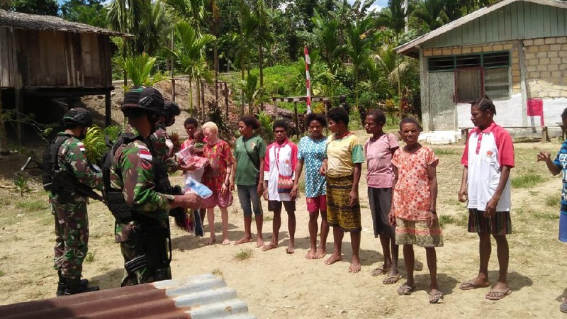 Dalam rangka menyambut HUT RI ke-76, Satgas Pamtas RI-PNG Yonif Mekanis 512/QY membagikan dan memasang bendera merah putih di kampung-kampung serta membagikan kaos merah putih kepada Warga binaan yang ada di wilayah Kabupaten Keerom Papua.  (Satgas Yonif 512/QY)