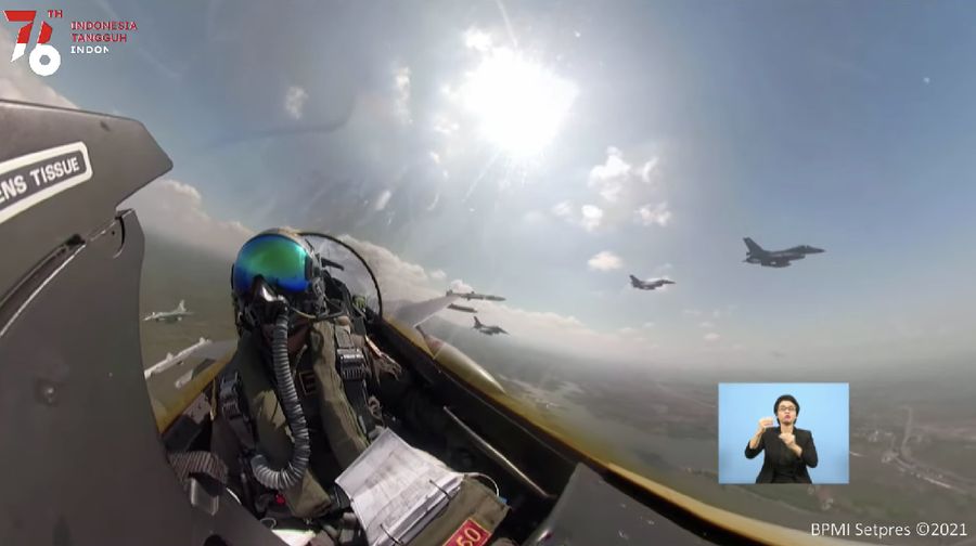 Flypass F-16 Fighting Falcon TNI AU (Tangkapan Layar Youtube Sekretariat Presiden RI)