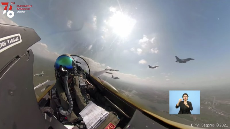 Flypass F-16 Fighting Falcon TNI AU (Tangkapan Layar Youtube Sekretariat Presiden RI)