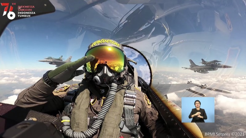 Flypass F-16 Fighting Falcon TNI AU (Tangkapan Layar Youtube Sekretariat Presiden RI)