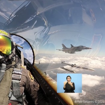 Keren! Intip Atraksi Jet Tempur F-16 di Langit Istana Merdeka