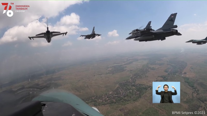 Flypass F-16 Fighting Falcon TNI AU (Tangkapan Layar Youtube Sekretariat Presiden RI) Flypass F-16 Fighting Falcon TNI AU (Tangkapan Layar Youtube Sekretariat Presiden RI)