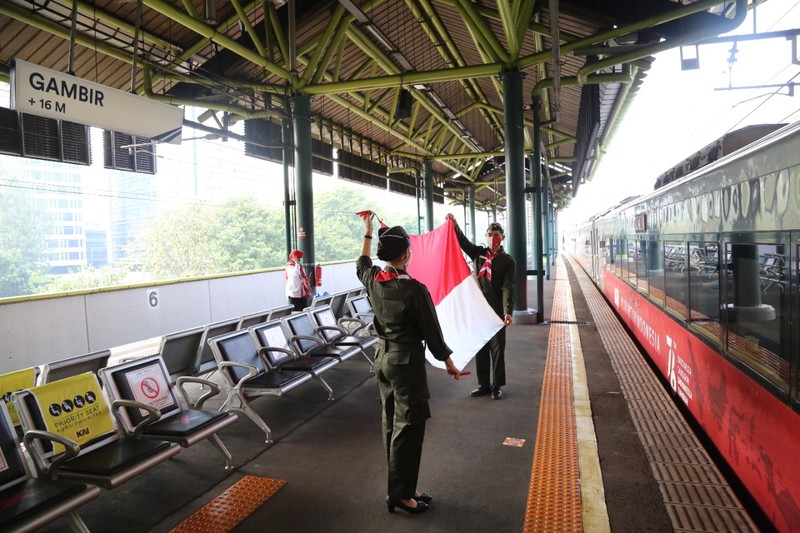 Peringati 76 Tahun Kemerdekaan RI, Daop 1 Jakarta Bentangkan Bendera Merah Putih Pada Keberangkatan KA . (Ist KAI) Peringati 76 Tahun Kemerdekaan RI, Daop 1 Jakarta Bentangkan Bendera Merah Putih Pada Keberangkatan KA