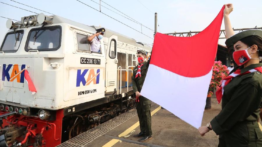 Peringati 76 Tahun Kemerdekaan RI, Daop 1 Jakarta Bentangkan Bendera Merah Putih Pada Keberangkatan KA