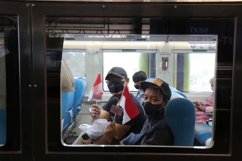 Peringati 76 Tahun Kemerdekaan RI, Daop 1 Jakarta Bentangkan Bendera Merah Putih Pada Keberangkatan KA . (Ist KAI) Peringati 76 Tahun Kemerdekaan RI, Daop 1 Jakarta Bentangkan Bendera Merah Putih Pada Keberangkatan KA