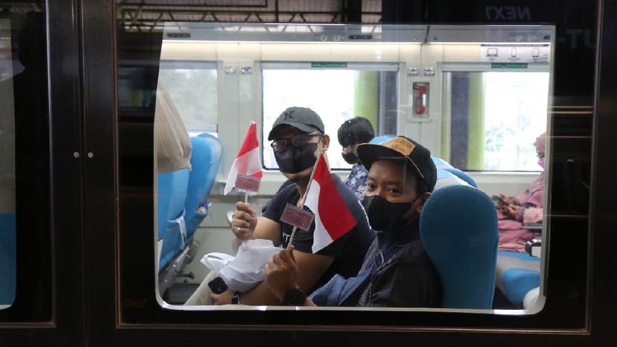 Peringati 76 Tahun Kemerdekaan RI, Daop 1 Jakarta Bentangkan Bendera Merah Putih Pada Keberangkatan KA