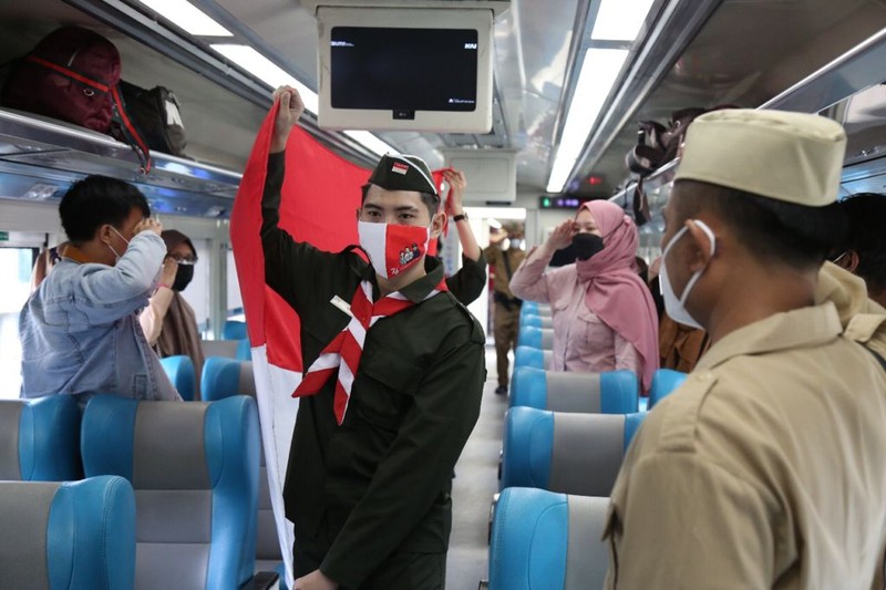 Peringati 76 Tahun Kemerdekaan RI, Daop 1 Jakarta Bentangkan Bendera Merah Putih Pada Keberangkatan KA . (Ist KAI) Peringati 76 Tahun Kemerdekaan RI, Daop 1 Jakarta Bentangkan Bendera Merah Putih Pada Keberangkatan KA