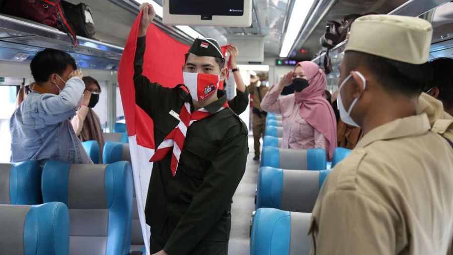 Peringati 76 Tahun Kemerdekaan RI, Daop 1 Jakarta Bentangkan Bendera Merah Putih Pada Keberangkatan KA