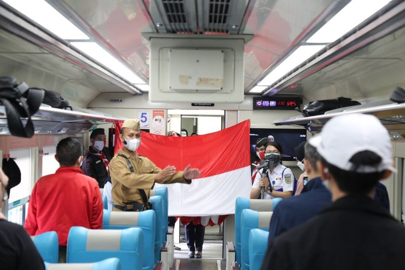 Peringati 76 Tahun Kemerdekaan RI, Daop 1 Jakarta Bentangkan Bendera Merah Putih Pada Keberangkatan KA . (Ist KAI) Peringati 76 Tahun Kemerdekaan RI, Daop 1 Jakarta Bentangkan Bendera Merah Putih Pada Keberangkatan KA