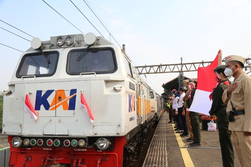 Peringati 76 Tahun Kemerdekaan RI, Daop 1 Jakarta Bentangkan Bendera Merah Putih Pada Keberangkatan KA . (Ist KAI) Peringati 76 Tahun Kemerdekaan RI, Daop 1 Jakarta Bentangkan Bendera Merah Putih Pada Keberangkatan KA