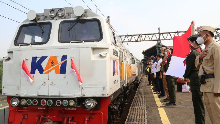 Peringati 76 Tahun Kemerdekaan RI, Daop 1 Jakarta Bentangkan Bendera Merah Putih Pada Keberangkatan KA