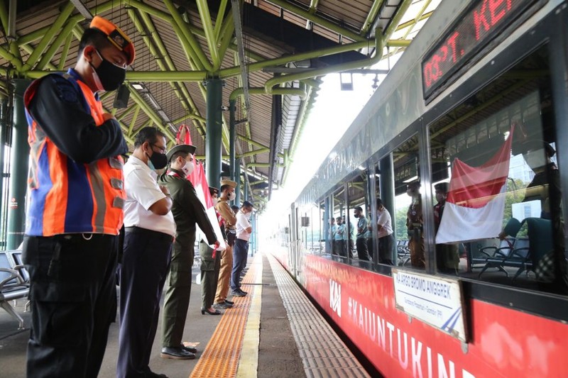 Peringati 76 Tahun Kemerdekaan RI, Daop 1 Jakarta Bentangkan Bendera Merah Putih Pada Keberangkatan KA . (Ist KAI) Peringati 76 Tahun Kemerdekaan RI, Daop 1 Jakarta Bentangkan Bendera Merah Putih Pada Keberangkatan KA