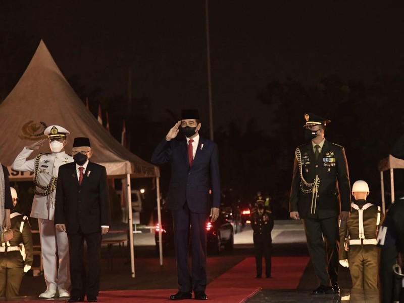 Pimpin Apel Kehormatan dan Renungan Suci di TMP Kalibata, Presiden Doakan Arwah Para Pahlawan.  (Rusman - Biro Pers Sekretariat Presiden)