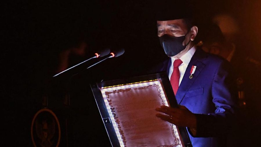 Pimpin Apel Kehormatan dan Renungan Suci di TMP Kalibata, Presiden Doakan Arwah Para Pahlawan.  (Rusman - Biro Pers Sekretariat Presiden)