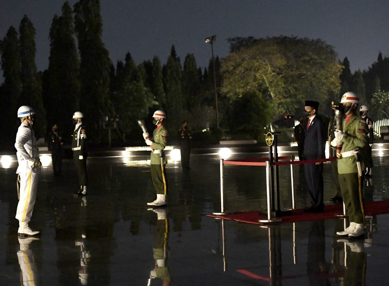 Pimpin Apel Kehormatan dan Renungan Suci di TMP Kalibata, Presiden Doakan Arwah Para Pahlawan. (Rusman - Biro Pers Sekretariat Presiden) Pimpin Apel Kehormatan dan Renungan Suci di TMP Kalibata, Presiden Doakan Arwah Para Pahlawan. (Rusman - Biro Pers Sekretariat Presiden)