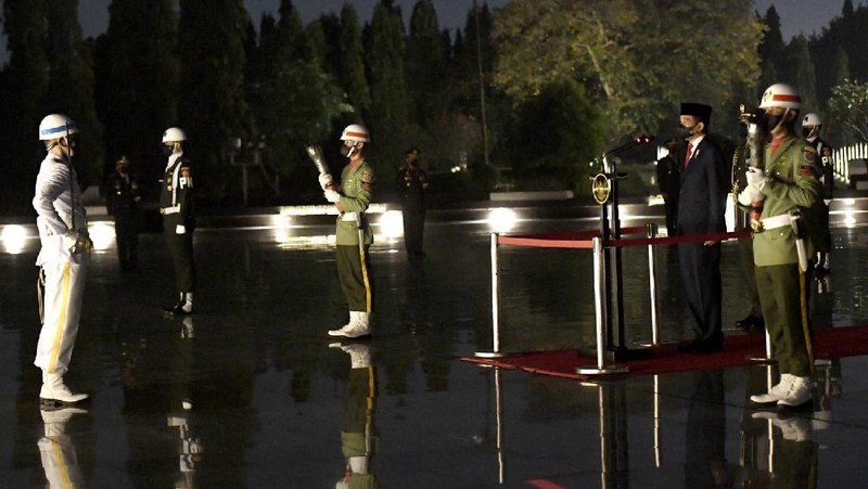 Pimpin Apel Kehormatan dan Renungan Suci di TMP Kalibata, Presiden Doakan Arwah Para Pahlawan.  (Rusman - Biro Pers Sekretariat Presiden)