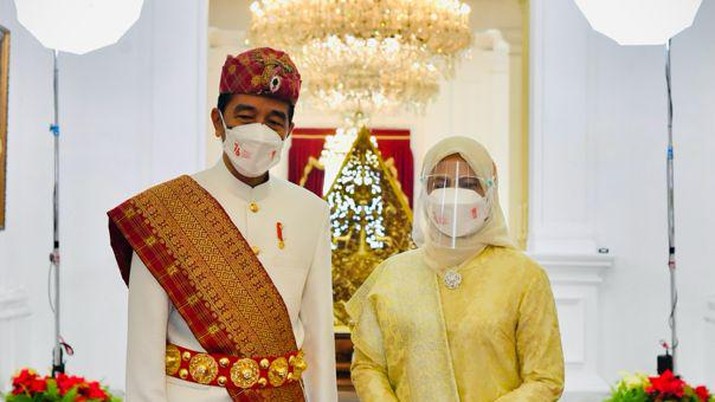 Presiden Joko Widodo dan Ibu Hj. Iriana Joko Widodo tiba di Istana Merdeka. Presiden Jokowi mengenakan pakaian adat Lampung, sementara Ibu Negara mengenakan busana nasional dengan kain songket. (Laily Rachev - Biro Pers Sekretariat Presiden)