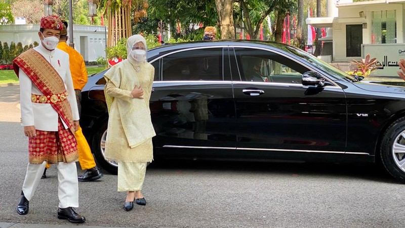 Presiden Joko Widodo dan Ibu Hj. Iriana Joko Widodo tiba di Istana Merdeka. Presiden Jokowi mengenakan pakaian adat Lampung, sementara Ibu Negara mengenakan busana nasional dengan kain songket. (Laily Rachev - Biro Pers Sekretariat Presiden)