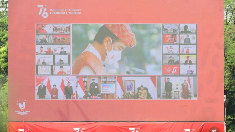 Presiden Joko Widodo dan Ibu Hj. Iriana Joko Widodo tiba di Istana Merdeka. Presiden Jokowi mengenakan pakaian adat Lampung, sementara Ibu Negara mengenakan busana nasional dengan kain songket. (Laily Rachev - Biro Pers Sekretariat Presiden)