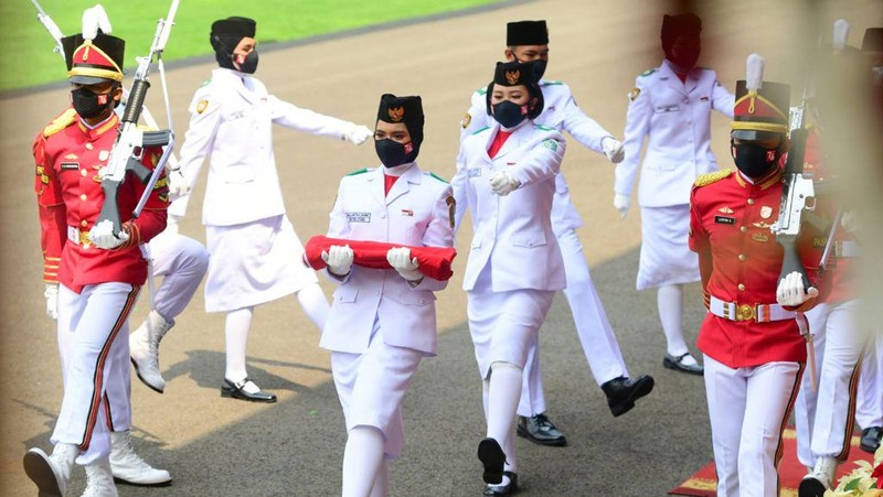 Presiden Joko Widodo dan Ibu Hj. Iriana Joko Widodo tiba di Istana Merdeka. Presiden Jokowi mengenakan pakaian adat Lampung, sementara Ibu Negara mengenakan busana nasional dengan kain songket. (Laily Rachev - Biro Pers Sekretariat Presiden)