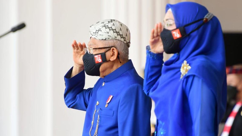 Presiden Joko Widodo dan Ibu Hj. Iriana Joko Widodo tiba di Istana Merdeka. Presiden Jokowi mengenakan pakaian adat Lampung, sementara Ibu Negara mengenakan busana nasional dengan kain songket. (Laily Rachev - Biro Pers Sekretariat Presiden)