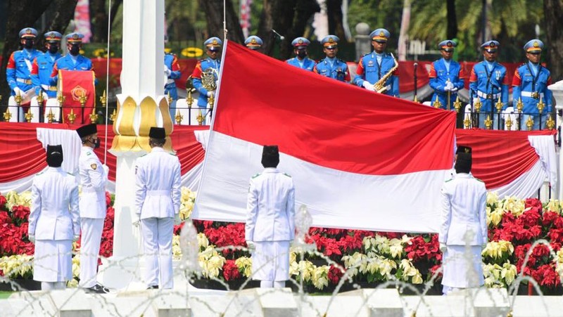 Presiden Joko Widodo dan Ibu Hj. Iriana Joko Widodo tiba di Istana Merdeka. Presiden Jokowi mengenakan pakaian adat Lampung, sementara Ibu Negara mengenakan busana nasional dengan kain songket. (Laily Rachev - Biro Pers Sekretariat Presiden)