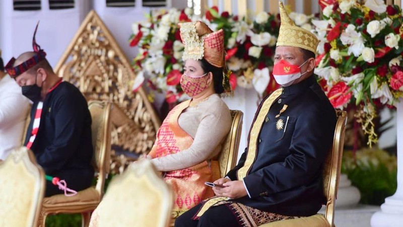 Presiden Joko Widodo dan Ibu Hj. Iriana Joko Widodo tiba di Istana Merdeka. Presiden Jokowi mengenakan pakaian adat Lampung, sementara Ibu Negara mengenakan busana nasional dengan kain songket. (Laily Rachev - Biro Pers Sekretariat Presiden)