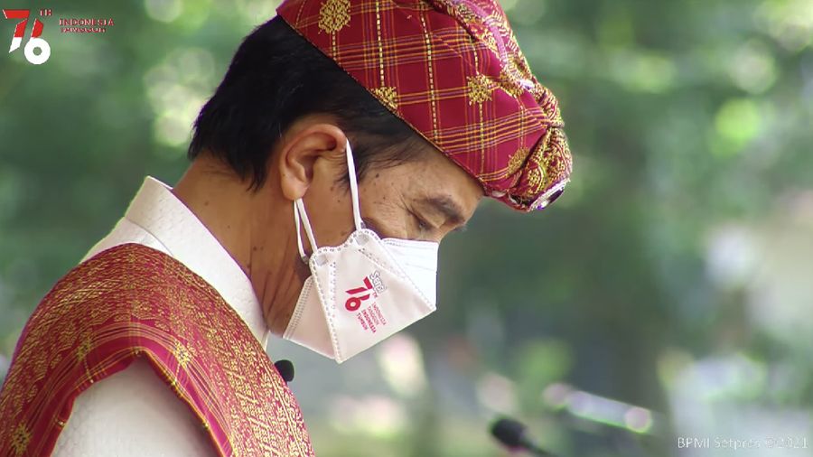 Presiden Joko Widodo dan Ibu Hj. Iriana Joko Widodo tiba di Istana Merdeka. Presiden Jokowi mengenakan pakaian adat Lampung, sementara Ibu Negara mengenakan busana nasional dengan kain songket. (Laily Rachev - Biro Pers Sekretariat Presiden)