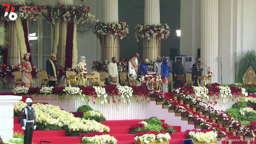Presiden Joko Widodo dan Ibu Hj. Iriana Joko Widodo tiba di Istana Merdeka. Presiden Jokowi mengenakan pakaian adat Lampung, sementara Ibu Negara mengenakan busana nasional dengan kain songket. (Laily Rachev - Biro Pers Sekretariat Presiden)