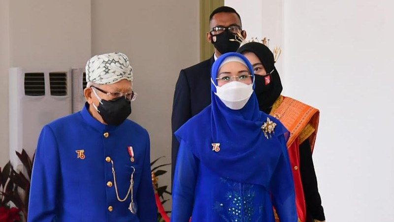 Presiden Joko Widodo dan Ibu Hj. Iriana Joko Widodo tiba di Istana Merdeka. Presiden Jokowi mengenakan pakaian adat Lampung, sementara Ibu Negara mengenakan busana nasional dengan kain songket. (Laily Rachev - Biro Pers Sekretariat Presiden)