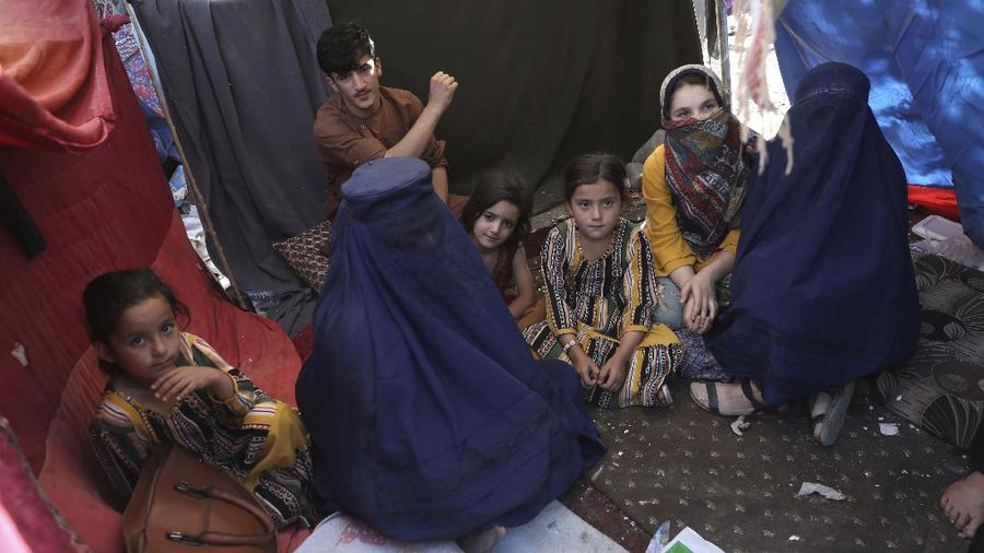 Guru sekolah pengungsi internal mengenakan burqa dari provinsi Takhar. (AP/Rahmat Gul)