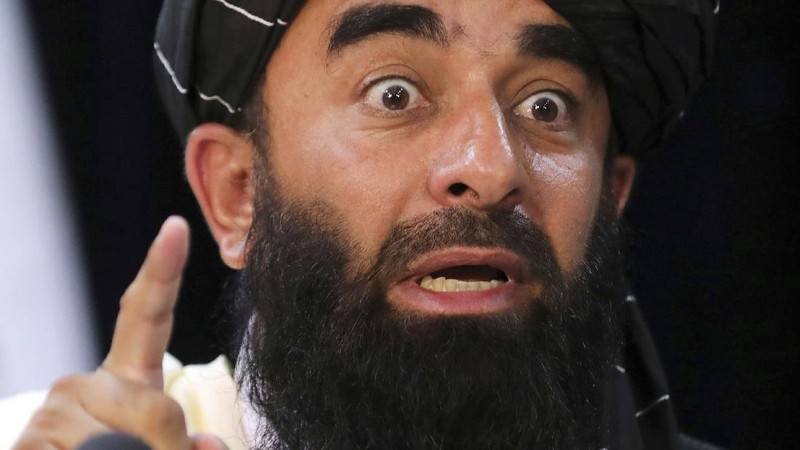 TaJuru bicara Taliban Zabihullah Mujahid berbicara pada konferensi pers pertamanya, di Kabul, Afghanistan, Selasa (17/8/2021). (AP/Rahmat Gul)