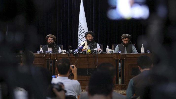 TaJuru bicara Taliban Zabihullah Mujahid berbicara pada konferensi pers pertamanya, di Kabul, Afghanistan, Selasa (17/8/2021). (AP/Rahmat Gul)
