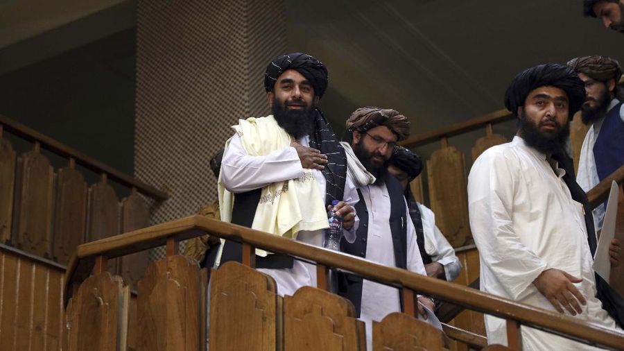 TaJuru bicara Taliban Zabihullah Mujahid berbicara pada konferensi pers pertamanya, di Kabul, Afghanistan, Selasa (17/8/2021). (AP/Rahmat Gul)