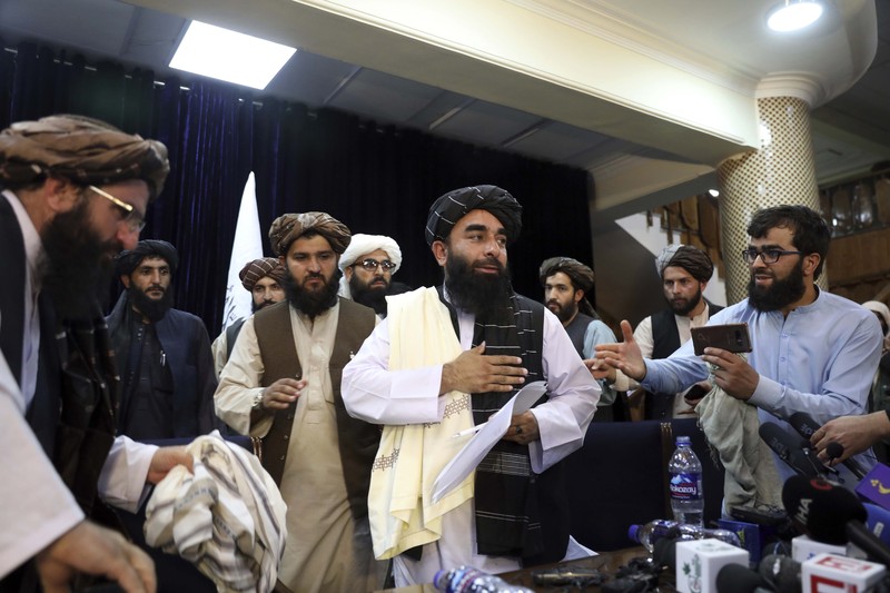 Juru bicara Taliban Zabihullah Mujahid berbicara pada konferensi pers pertamanya, di Kabul, Afghanistan, Selasa (17/8/2021). (AP/Rahmat Gul) TaJuru bicara Taliban Zabihullah Mujahid berbicara pada konferensi pers pertamanya, di Kabul, Afghanistan, Selasa (17/8/2021). (AP/Rahmat Gul)