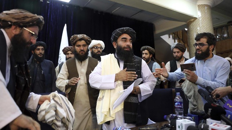 TaJuru bicara Taliban Zabihullah Mujahid berbicara pada konferensi pers pertamanya, di Kabul, Afghanistan, Selasa (17/8/2021). (AP/Rahmat Gul)