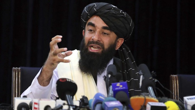 TaJuru bicara Taliban Zabihullah Mujahid berbicara pada konferensi pers pertamanya, di Kabul, Afghanistan, Selasa (17/8/2021). (AP/Rahmat Gul)