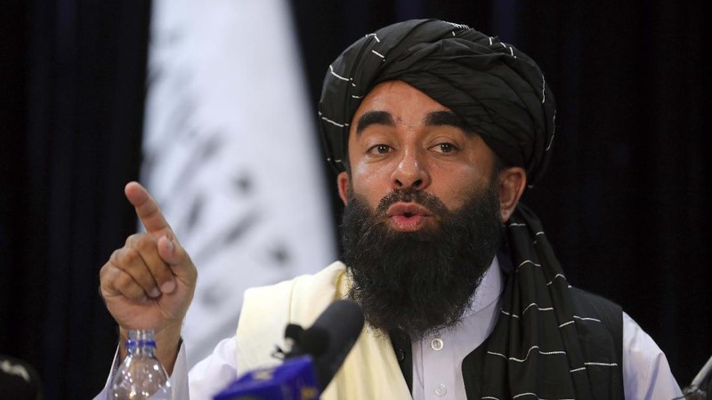 TaJuru bicara Taliban Zabihullah Mujahid berbicara pada konferensi pers pertamanya, di Kabul, Afghanistan, Selasa (17/8/2021). (AP/Rahmat Gul)