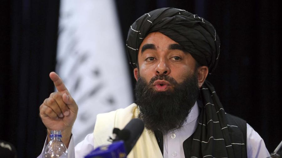 TaJuru bicara Taliban Zabihullah Mujahid berbicara pada konferensi pers pertamanya, di Kabul, Afghanistan, Selasa (17/8/2021). (AP/Rahmat Gul)