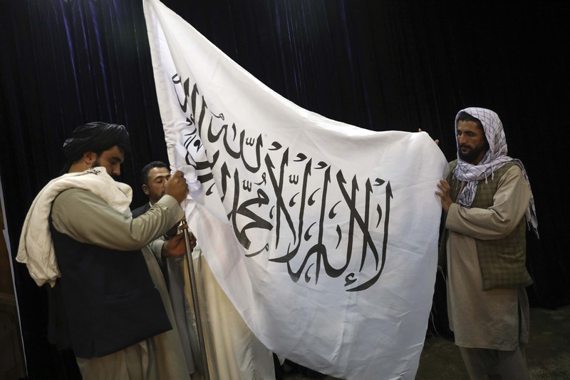 Taliban berpatroli di jalan Afghanistan. (AP/Rahmat Gul)