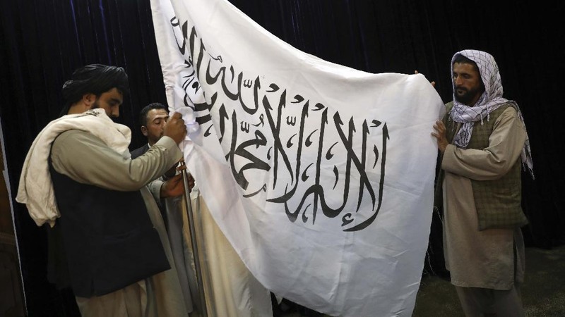 Taliban berpatroli di jalan Afghanistan. (AP/Rahmat Gul)