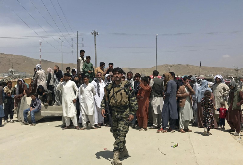 Lebih dari 600 warga Afghanistan, termasuk anak-anak, duduk sambil berdesakan di lantai pesawat militer AS. (AP Photo) Lebih dari 600 warga Afghanistan, termasuk anak-anak, duduk sambil berdesakan di lantai pesawat militer AS. (AP Photo)